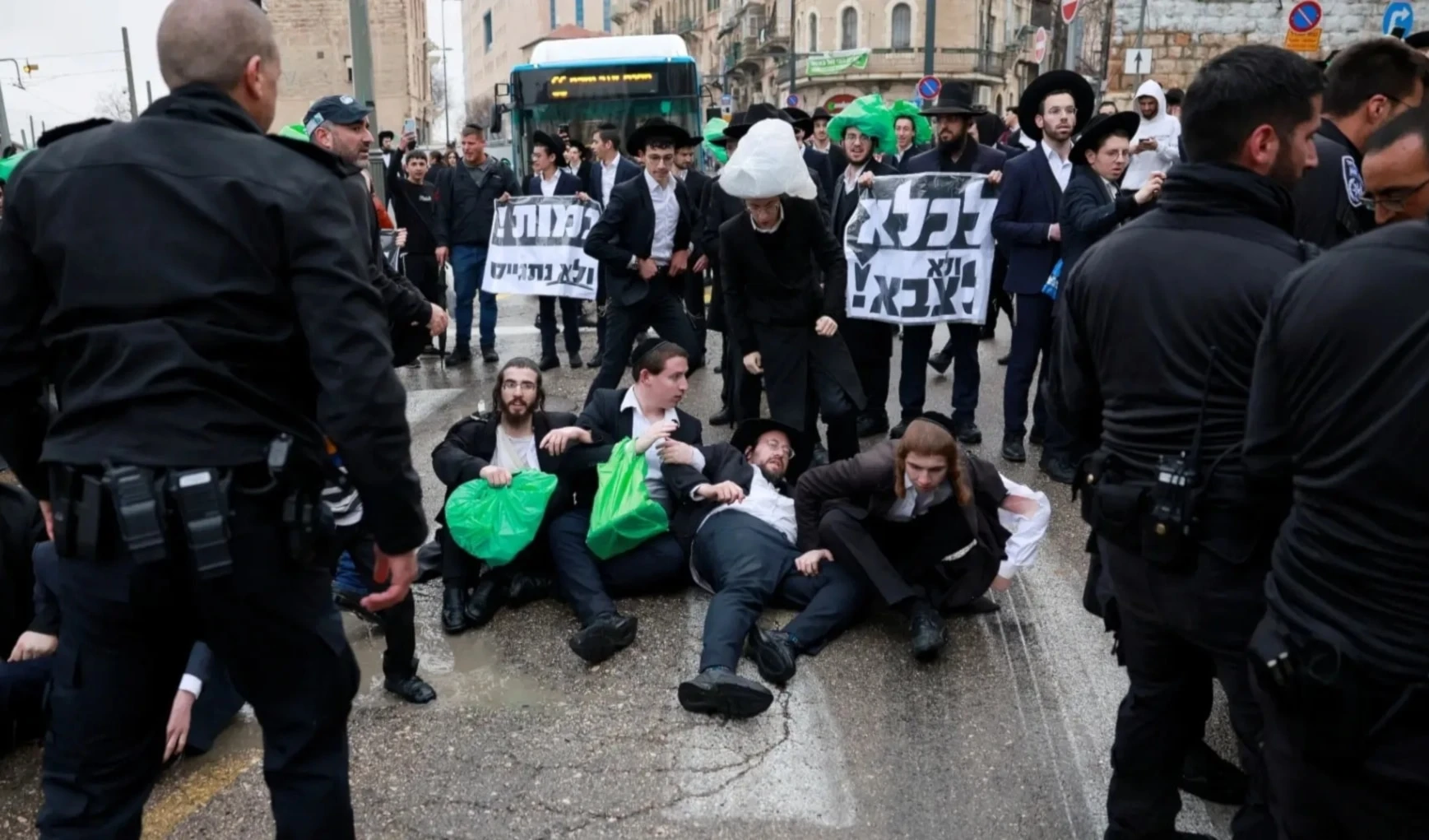 El Gran Rabino de "Israel", Yitzhak Yosef, amenazó con que los ultraortodoxos abandonarían los territorios ocupados ” si el gobierno los obligaba a aceptar el reclutamiento.