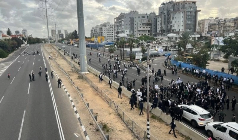 Cientos de haredim bloquearon la carretera en Jerusalén ocupada.