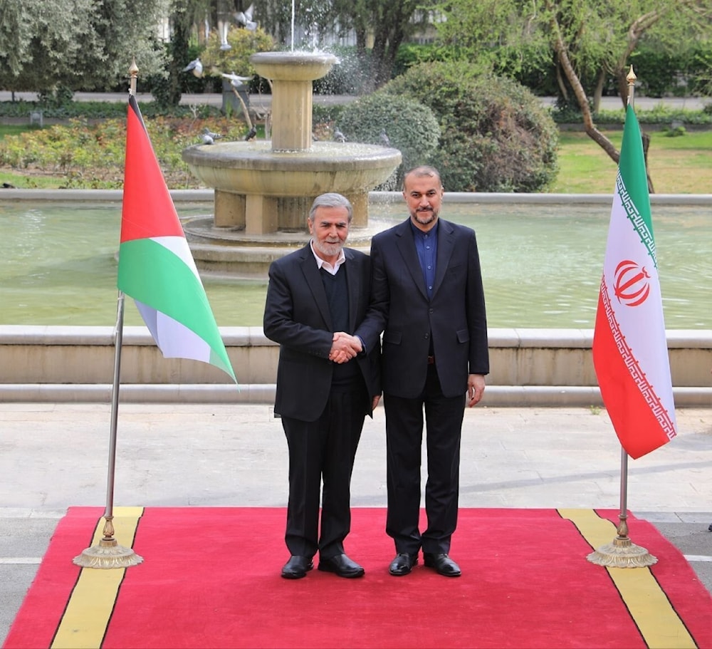 El secretario general del Movimiento Yihad Islámica, Ziad al-Nakhalah, con el ministro de Asuntos Exteriores iraní, Hossein Amir Abdullahian, Al-Nakhalah.