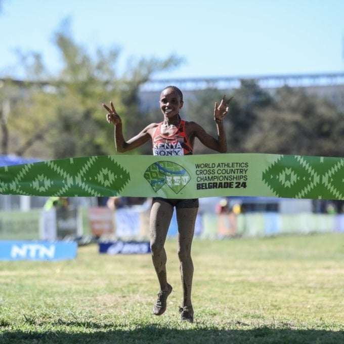 Destacan medallas de atletas africanos en mundial de atletismo.