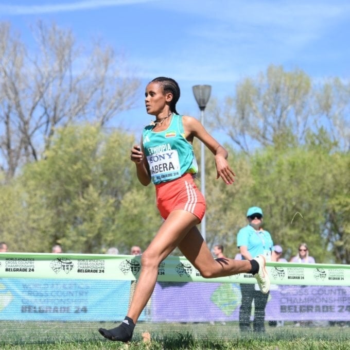 Destacan medallas de atletas africanos en mundial de atletismo.