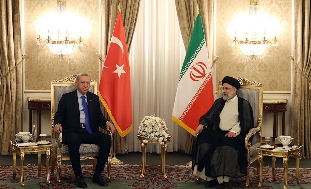 El presidente iraní, Ibrahim Raisi, y su homólogo turco, Recep Tayyip Erdogan (archivo).