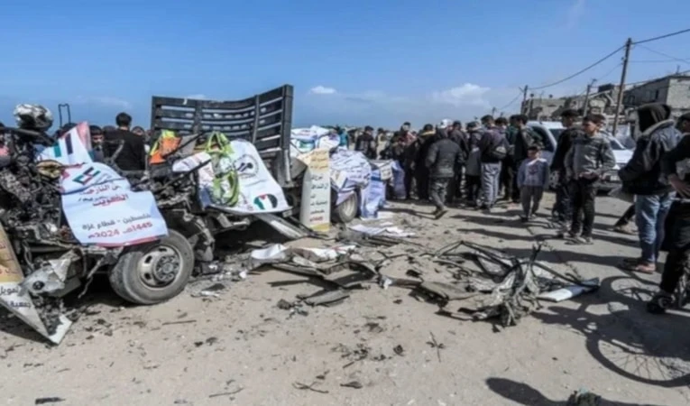 el régimen sionista apuntó directamente a las personas mientras esperan los camiones en la calle Salah al-Din . el régimen sionista apuntó directamente a las personas mientras esperan los camiones en la calle Salah al-Din .