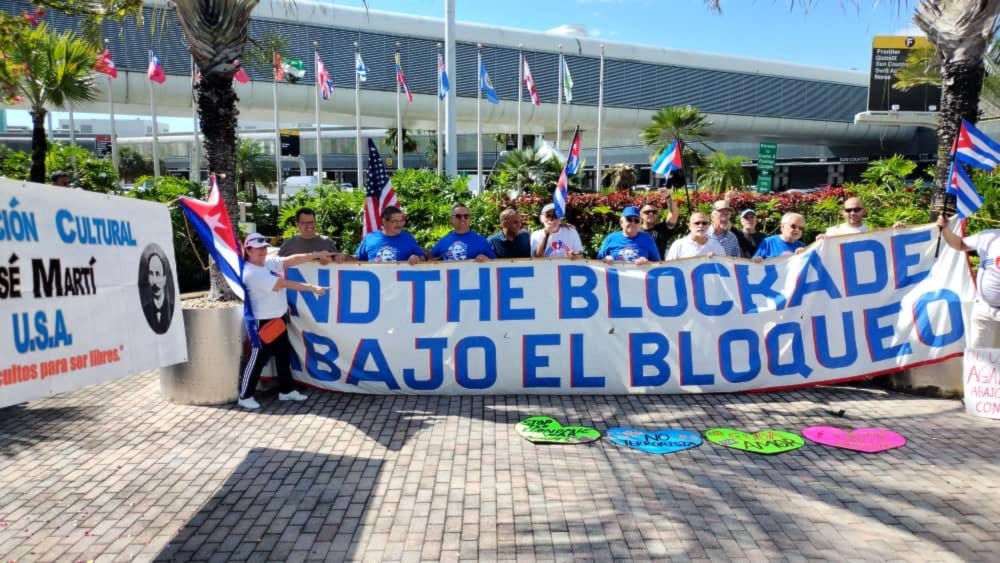 Manifestación en apoyo a Cuba desde el aeropuerto internacional de Miami, Estados Unidos. 