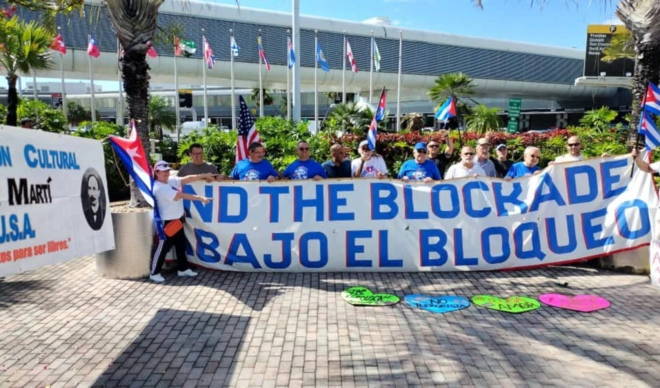 Manifestación en apoyo a Cuba desde el aeropuerto internacional de Miami, Estados Unidos.