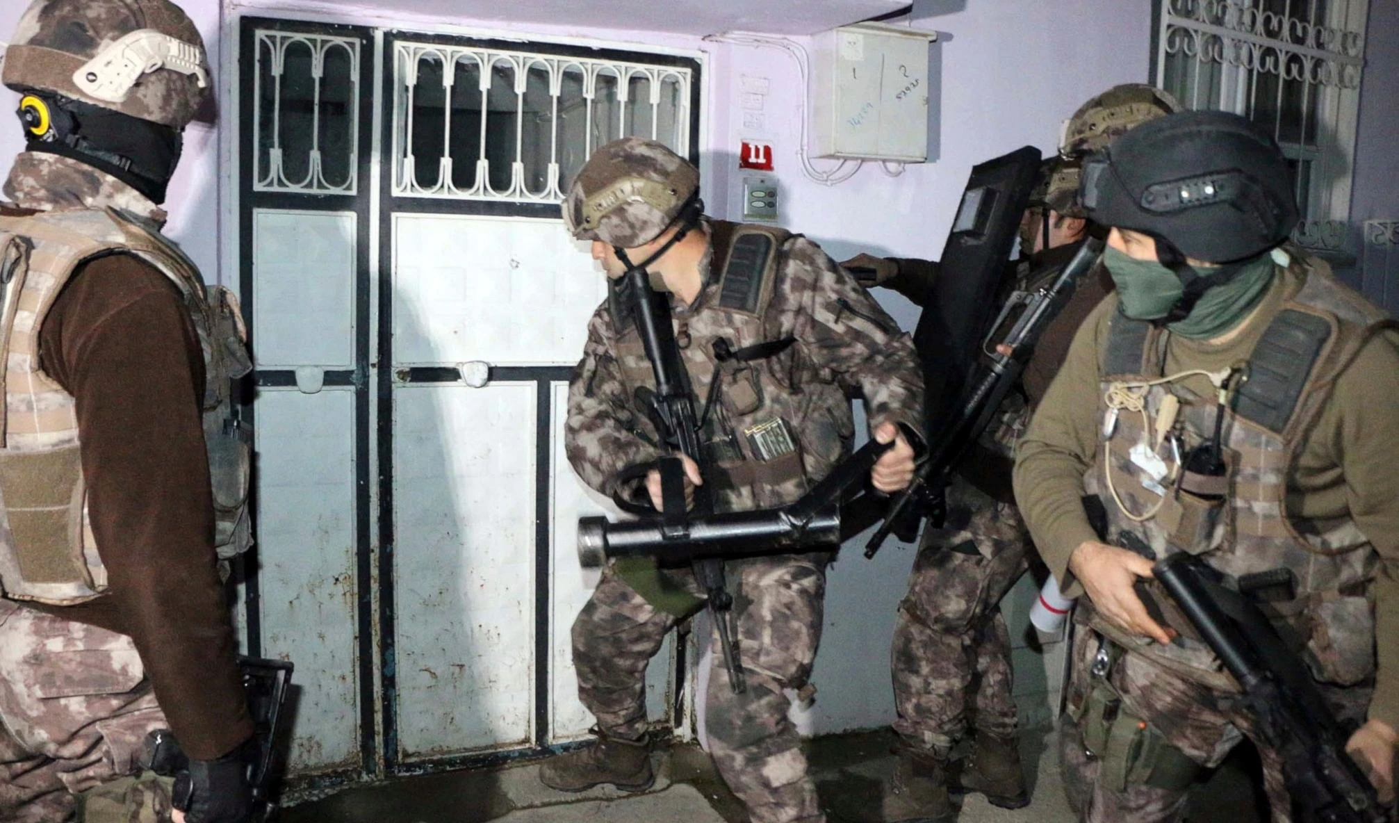 Fuerzas de la seguridad turca durante un operativo antiterrorista. Fuerzas de la seguridad turca durante un operativo antiterrorista.