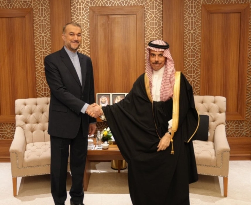 Encuentro entre el ministro de Asuntos Exteriores de Irán, Hossein Amir Abdullahian, y su homólogo de Arabia Saudita, Faisal bin Farhan.