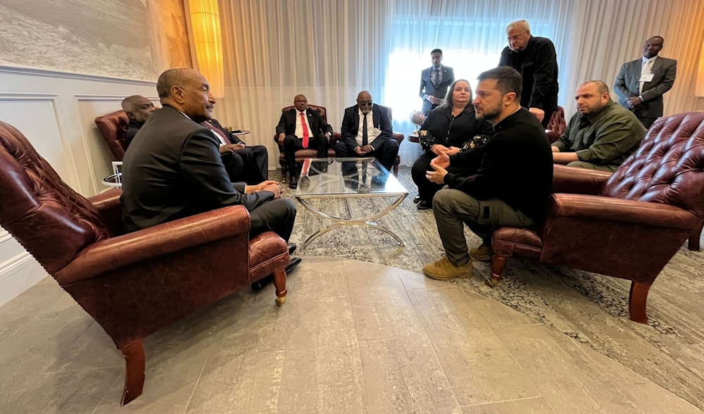 El mandatario ucraniano, Volodymyr Zelensky, y el presidente del Consejo Soberano de Sudán, Abdel Fattah Al-Burhan, durante un encuentro en el aeropuerto de Shannon, en Irlanda.