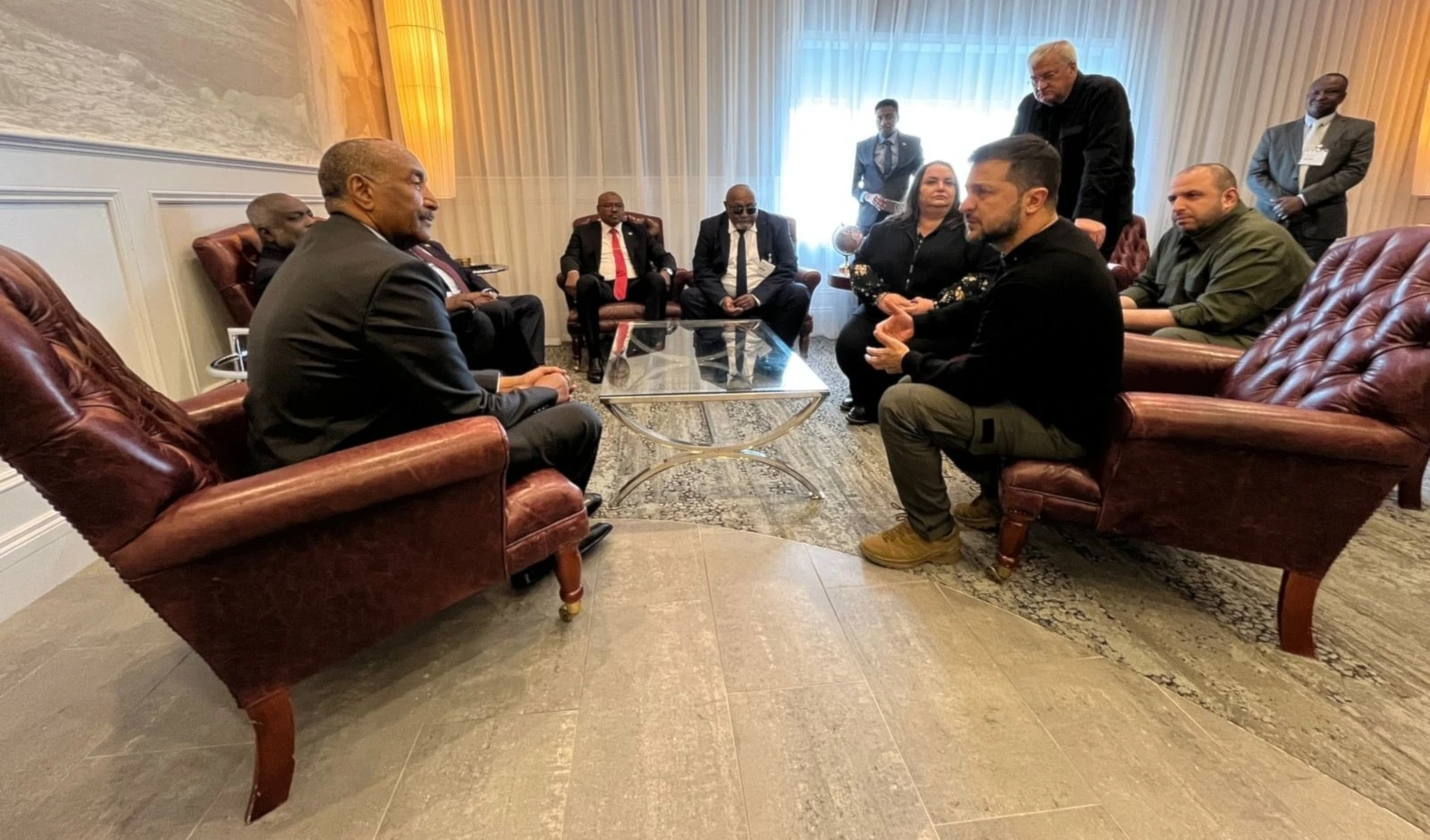 El mandatario ucraniano, Volodymyr Zelensky, y el presidente del Consejo Soberano de Sudán, Abdel Fattah Al-Burhan, durante un encuentro en el aeropuerto de Shannon, en Irlanda. El mandatario ucraniano, Volodymyr Zelensky, y el presidente del Consejo Soberano de Sudán, Abdel Fattah Al-Burhan, durante un encuentro en el aeropuerto de Shannon, en Irlanda.