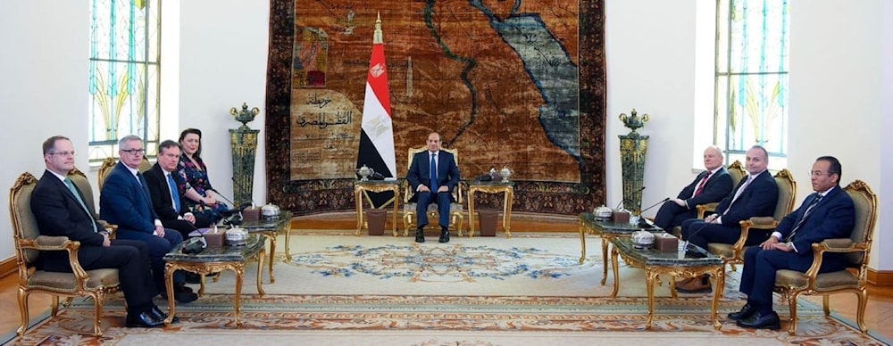 El presidente de Egipto, Abdel Fattah El-Sisi, recibe a miembros de la Comisión de Asuntos Exteriores de la Cámara de los Comunes de Reino Unido.