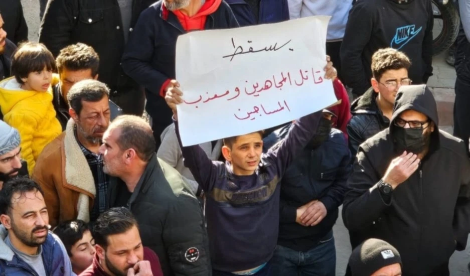 Residentes sirios en Idlib y Alepo exigen destituir a líder terrorista