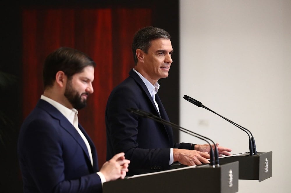 El presidente del gobierno de España, Pedro Sánchez, y su homólogo de Chile, Gabriel Boric, durante la rueda de prensa conjunta en la capital del país suramericano.