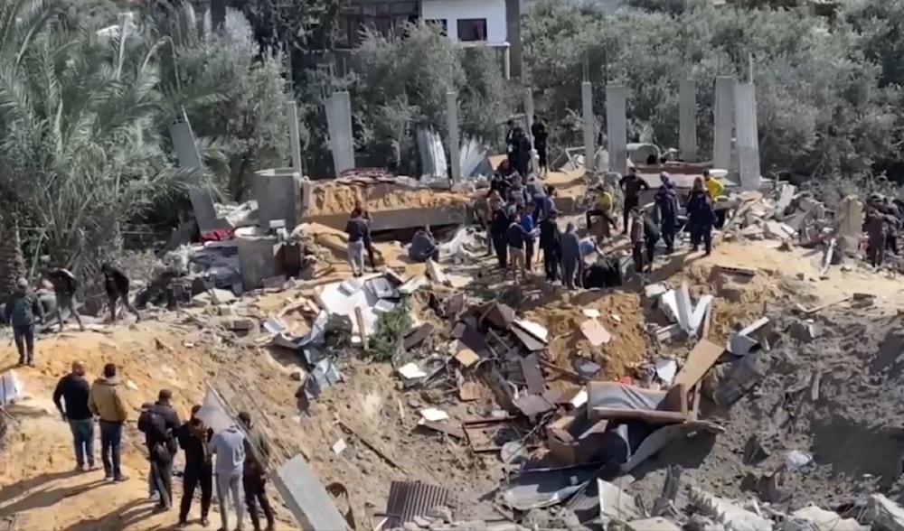 Efectos del bombardeo israelí al campo de Nuseirat. Debajo de esos escombros, la defensa civil rescató los cuerpos de tres niños.  