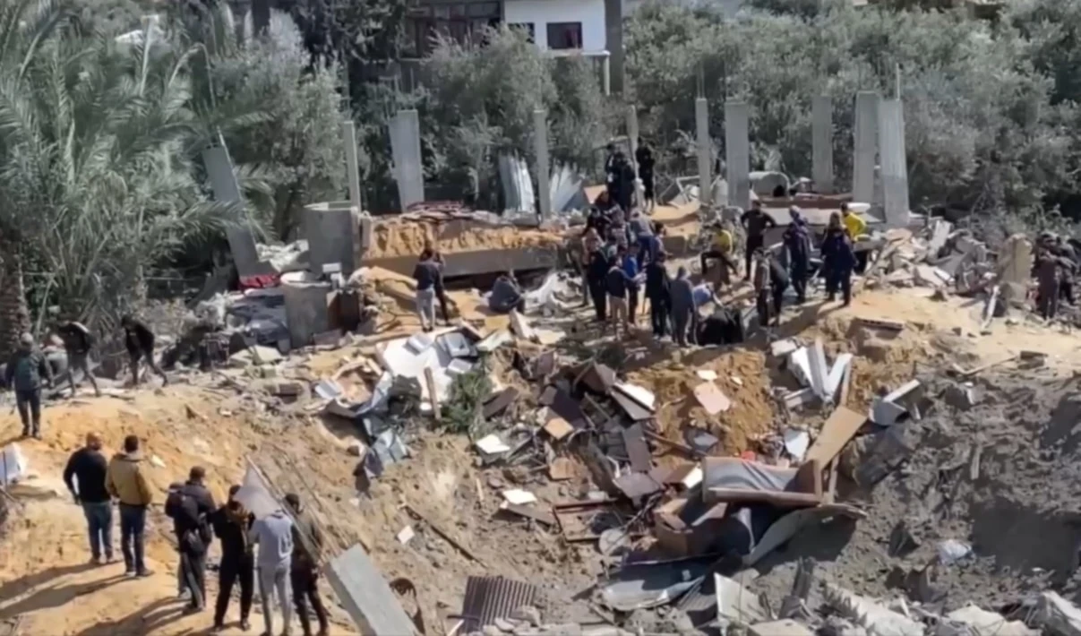 Efectos del bombardeo israelí al campo de Nuseirat. Debajo de esos escombros, la defensa civil rescató los cuerpos de tres niños.