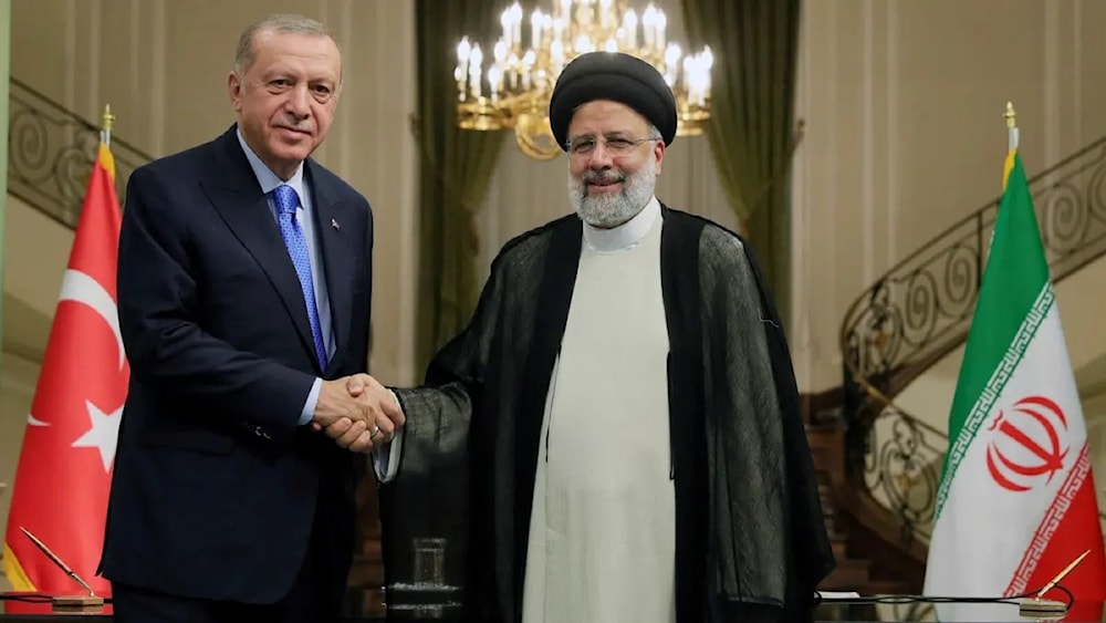 El presidente de Irán, Ebrahim Raisi, recibe a su homólogo de Turquía, Recep Tayyip Erdogan.