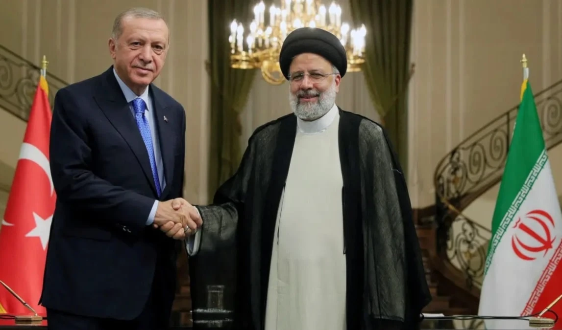 El presidente de Irán, Ebrahim Raisi, recibe a su homólogo de Turquía, Recep Tayyip Erdogan.
