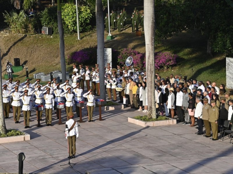 Líderes de Cuba participaron en ceremonia de exhumación de combatiente.