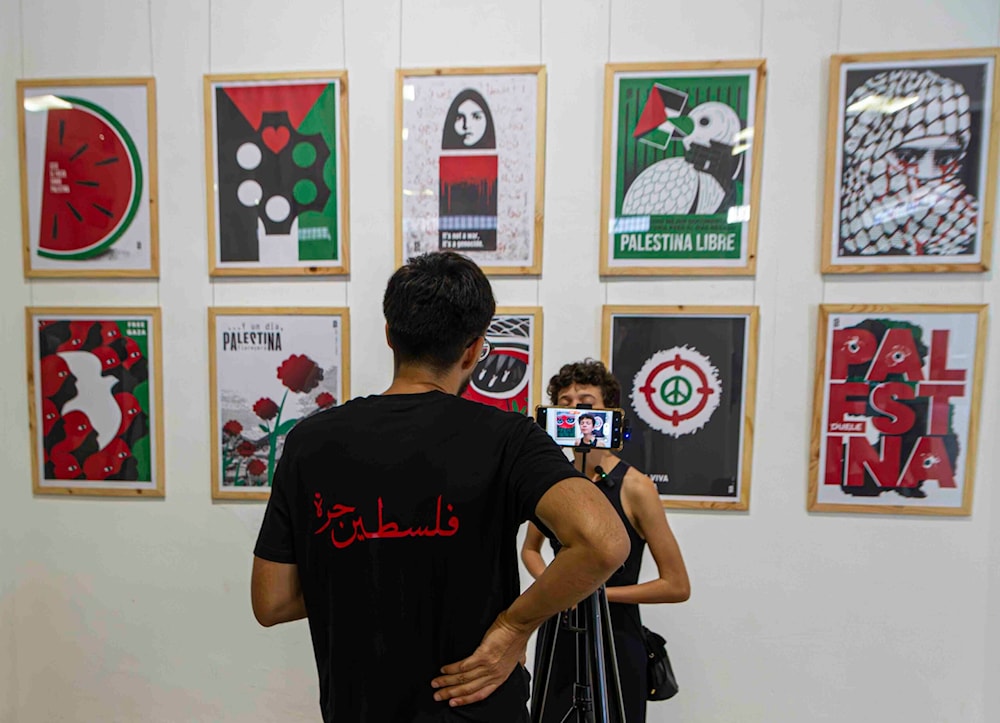 En las obras se mezclan los colores de la bandera palestina con líneas que se cruzan para volverse kufiyas, rostros de niños, mujeres o palomas de paz.