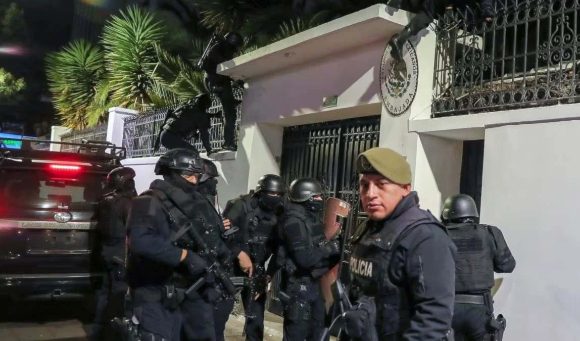 La policía irrumpió en la Embajada mexicana en Quito el pasado 5 de abril siguiendo una orden del presidente ecuatoriano, Daniel Noboa.