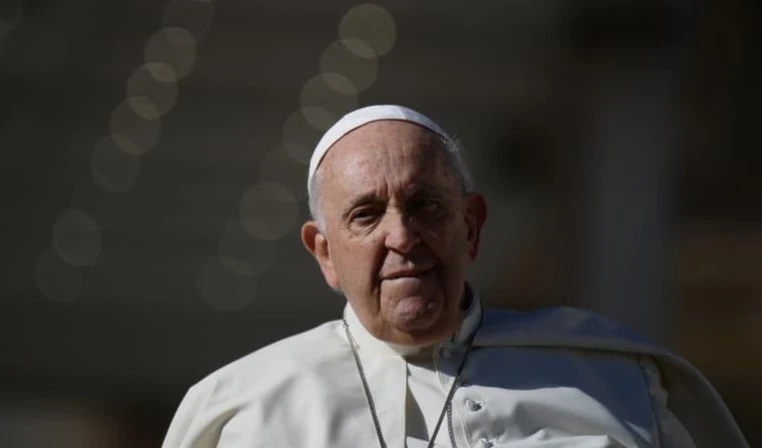 "Sufro mucho por el conflicto en Palestina", escribió el Papa, de 87 años, en un mensaje al canal Al Arabiya con motivo del final de la celebración del Ramadán.