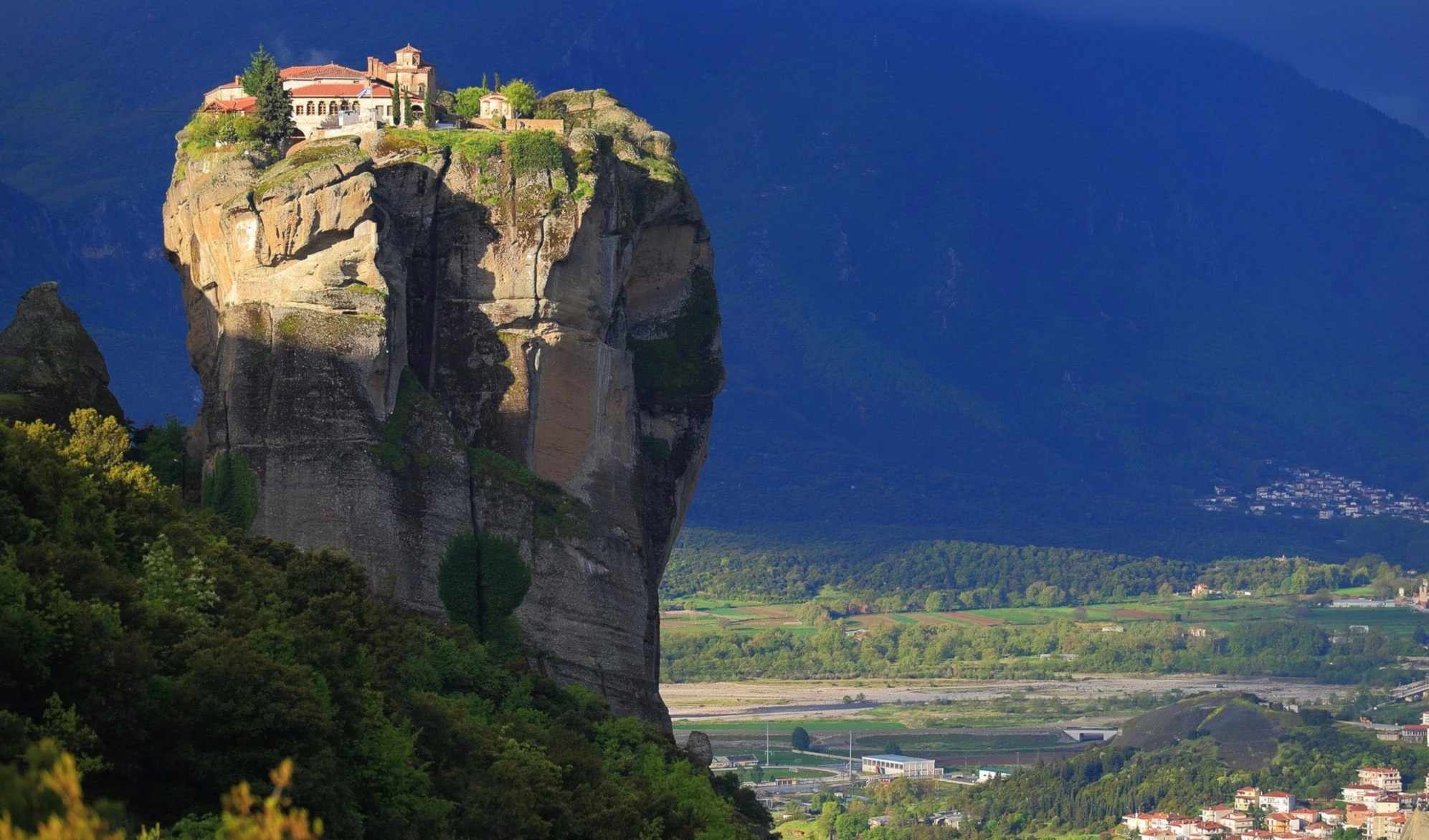 Meteora, una ciudad de Grecia flota en el aire. Foto: Shutterstock.