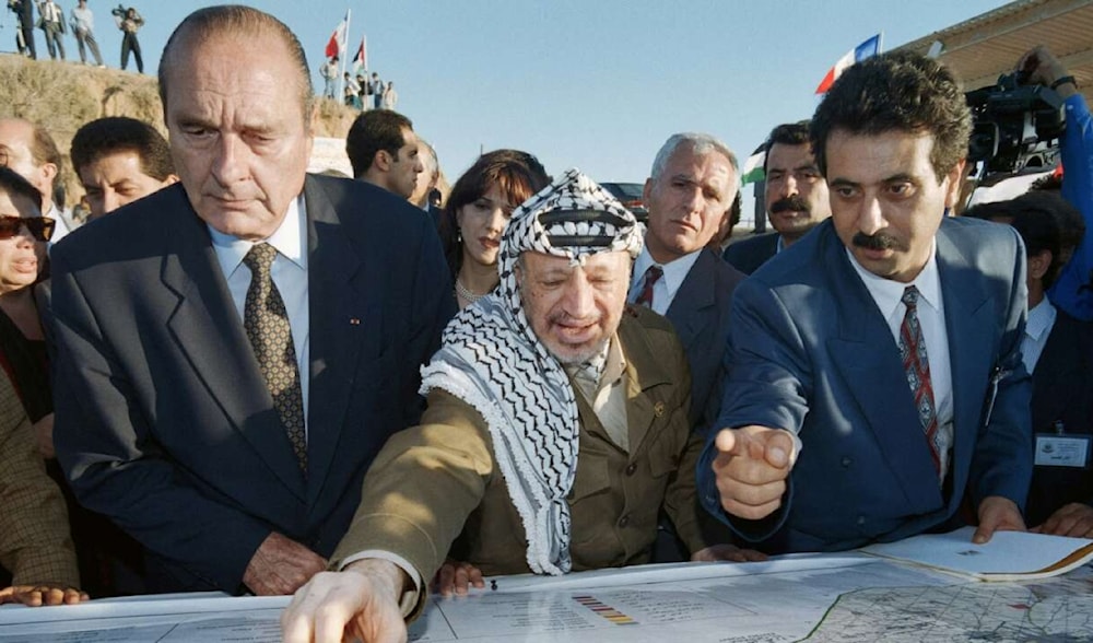 El exlíder palestino Yasser Arafat (centro), con el ex presidente francés Jacques Chirac (izquierda), frente a los planos para el primer puerto palestino, en la ciudad de Gaza, el 23 de octubre de 1996. Foto: AFP