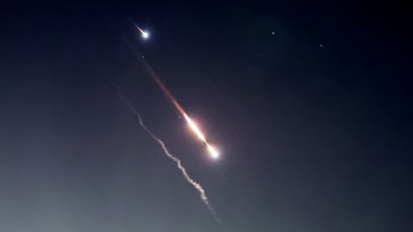 Objetos brillantes en el cielo de Al-Quds, luego que Irán lanzara drones y misiles en dirección de la entidad de ocupación. Foto: Reuters.