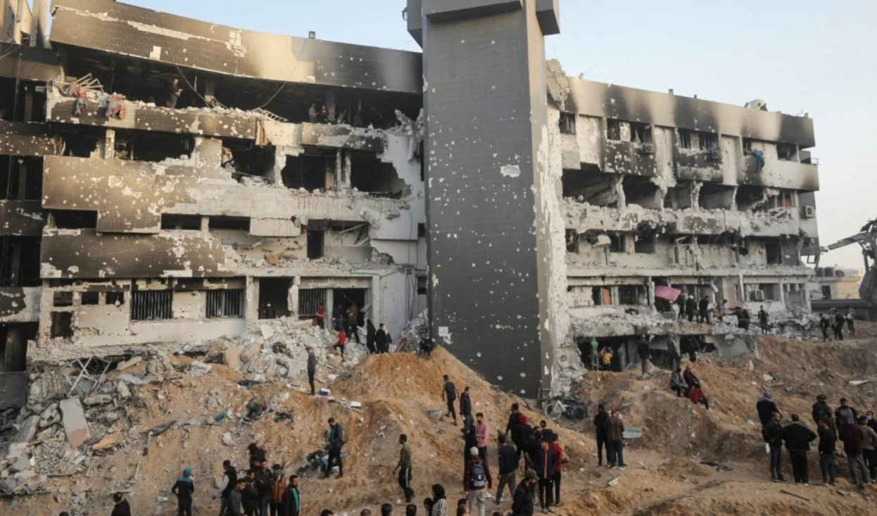 Nueva fosa común en uno de los patios del Complejo Médico Al-Shifa.