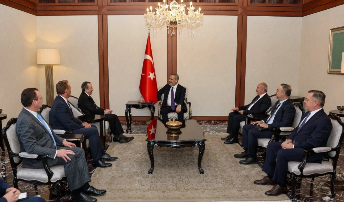 El ministro de Asuntos Exteriores de Turquía, Hakan Fidan, recibe al subsecretario de Estado, John Bass.