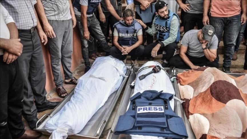 Periodistas palestinos despiden a sus compañeros asesinados en la Franja de Gaza.