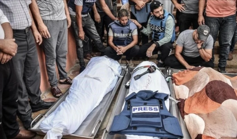 Periodistas palestinos despiden a sus compañeros asesinados en la Franja de Gaza.