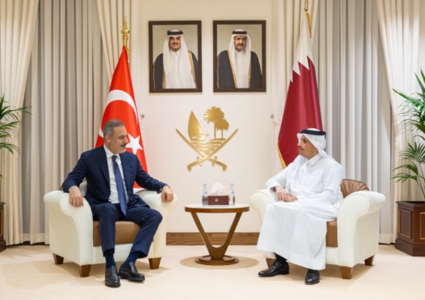 Encuentro entre el primer ministro de Qatar, Mohammed bin Abdul Rahman Al Thani, y el ministro de Asuntos Exteriores de Turquía, Hakan Fidan.