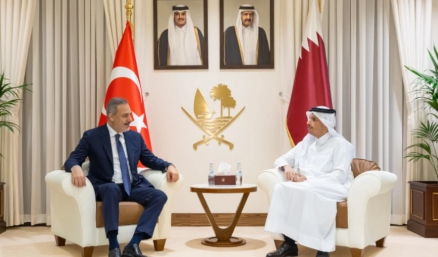Encuentro entre el primer ministro de Qatar, Mohammed bin Abdul Rahman Al Thani, y el ministro de Asuntos Exteriores de Turquía, Hakan Fidan.