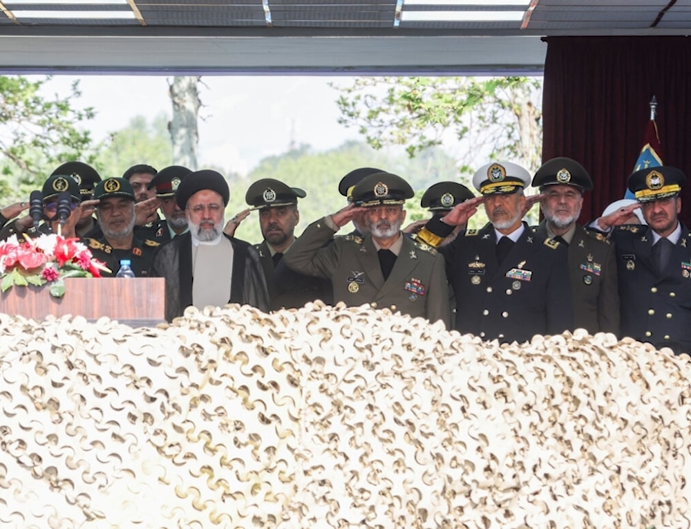 El presidente Ebrahim Raisi y otros altos jefes militares, durante las celebraciones por el Día Nacional del Ejército iraní.