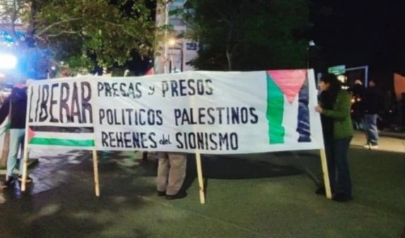 Los uruguayos exigieron también liberar a los presos políticos.