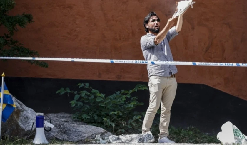 En junio de 2023, Salwan Momika pisoteó el Corán antes de prender fuego a varias páginas frente a la mezquita más grande de Estocolmo, Suecia. En junio de 2023, Salwan Momika pisoteó el Corán antes de prender fuego a varias páginas frente a la mezquita más grande de Estocolmo, Suecia.