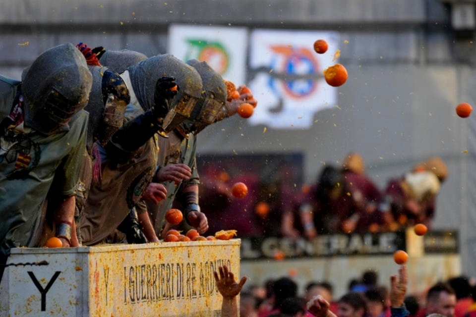 ¿Por qué tirar naranjas es una tradición de Italia? Foto: AP. 