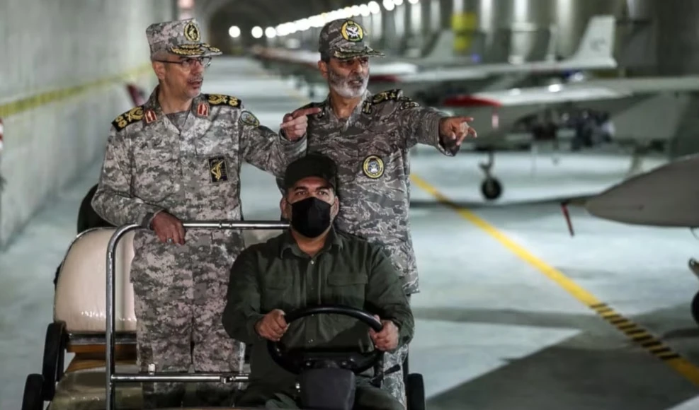 Altos funcionarios del Ministerio de Defensa de Irán examinan la disposición combativas de las fuerzas aéreas. Altos funcionarios del Ministerio de Defensa de Irán examinan la disposición combativas de las fuerzas aéreas.