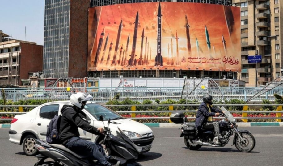 Un enorme cartel muestra misiles balísticos iraníes en la capital, Teherán. 