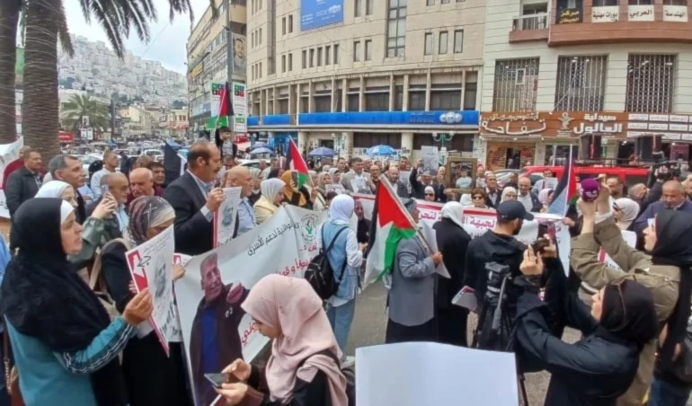 Manifestantes en la ciudad de Naplusa tras anunciar el martirio del prisionero Walid Daqqa. Manifestantes en la ciudad de Naplusa tras anunciar el martirio del prisionero Walid Daqqa.