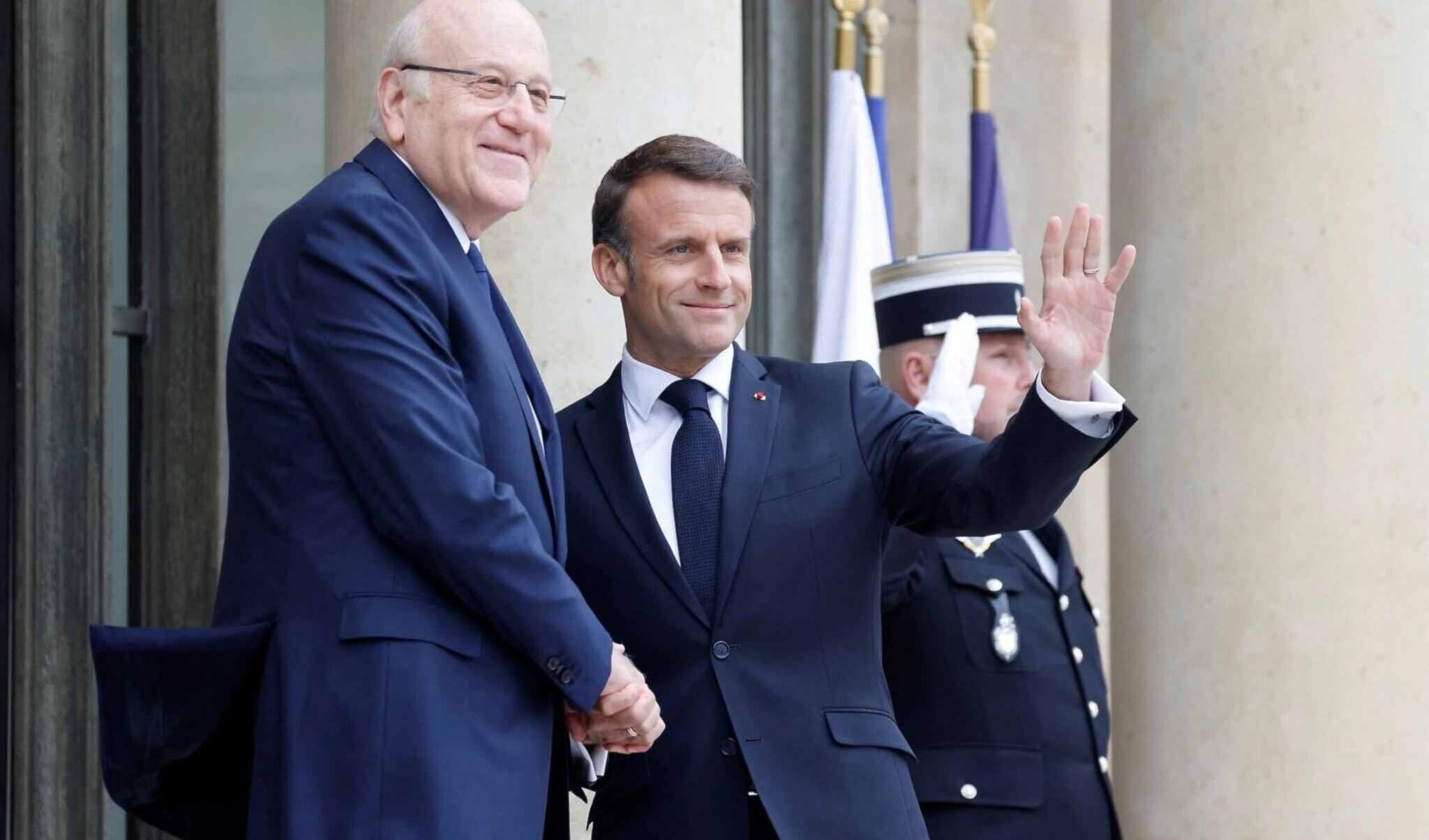 El presidente francés, Emmanuel Macron, recibe al primer ministro interino libanés, Najib Mikati.