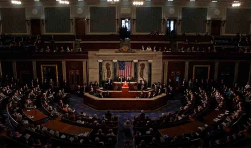 El paquete de ayuda se aprobó con amplio apoyo bipartidista. El paquete de ayuda se aprobó con amplio apoyo bipartidista.