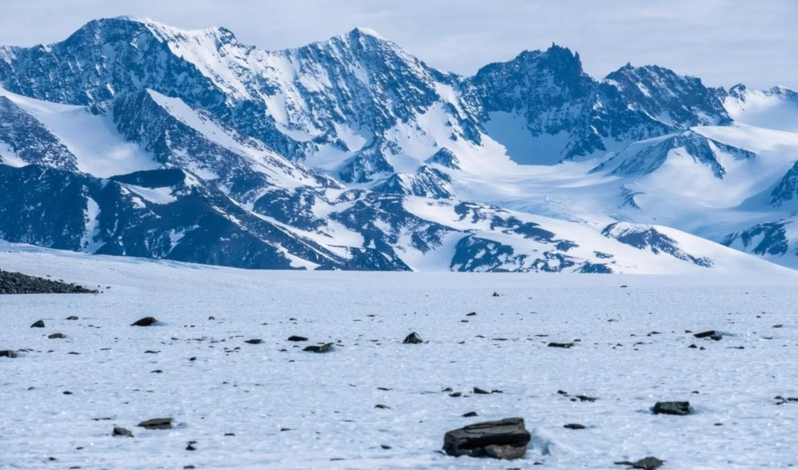 Piedras terrestres sobre una zona de hielo azul las Montañas Ellsworth, Antártida.