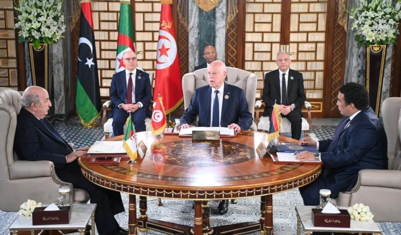 La víspera, el presidente de Túnez (al centro) celebró una reunión consultiva con su homólogo argelino y el jefe del Consejo presidencial libio.