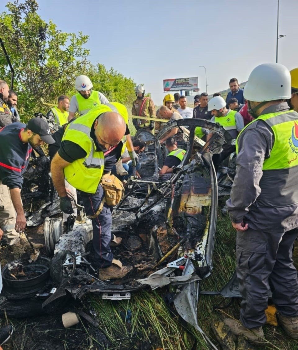 La Defensa Civil trabajó desde el primer momento para extinguir el incendio.