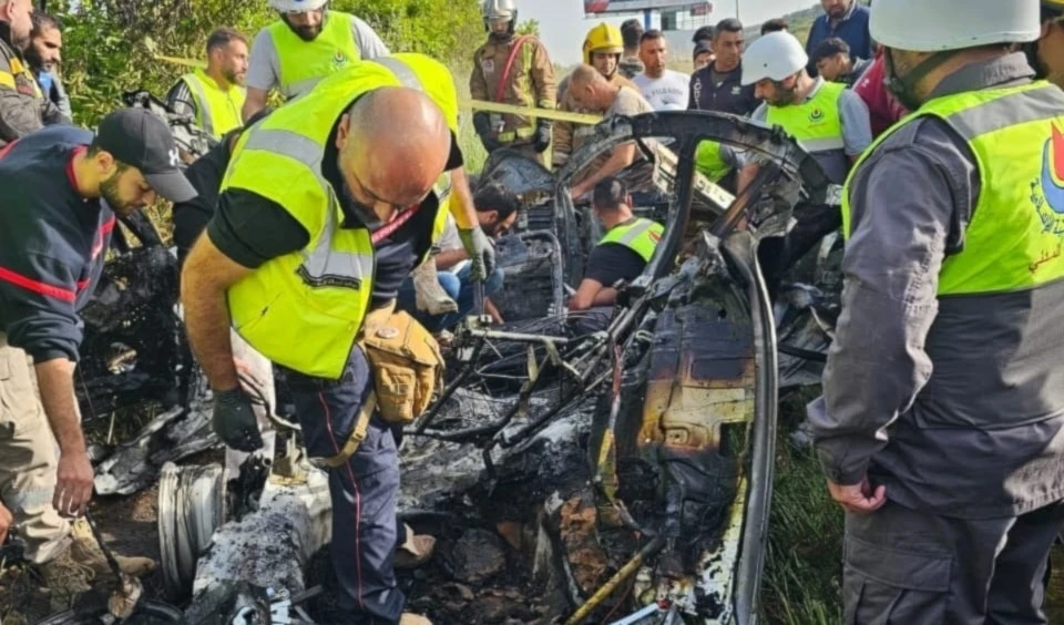 La Defensa Civil trabajó desde el primer momento para extinguir el incendio.