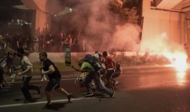 Manifestantes cercan a ministro israelí de Seguridad Nacional.