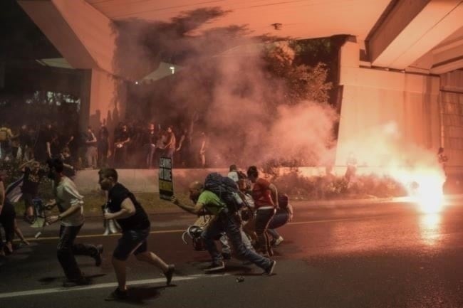 Manifestantes cercan a ministro israelí de Seguridad Nacional.