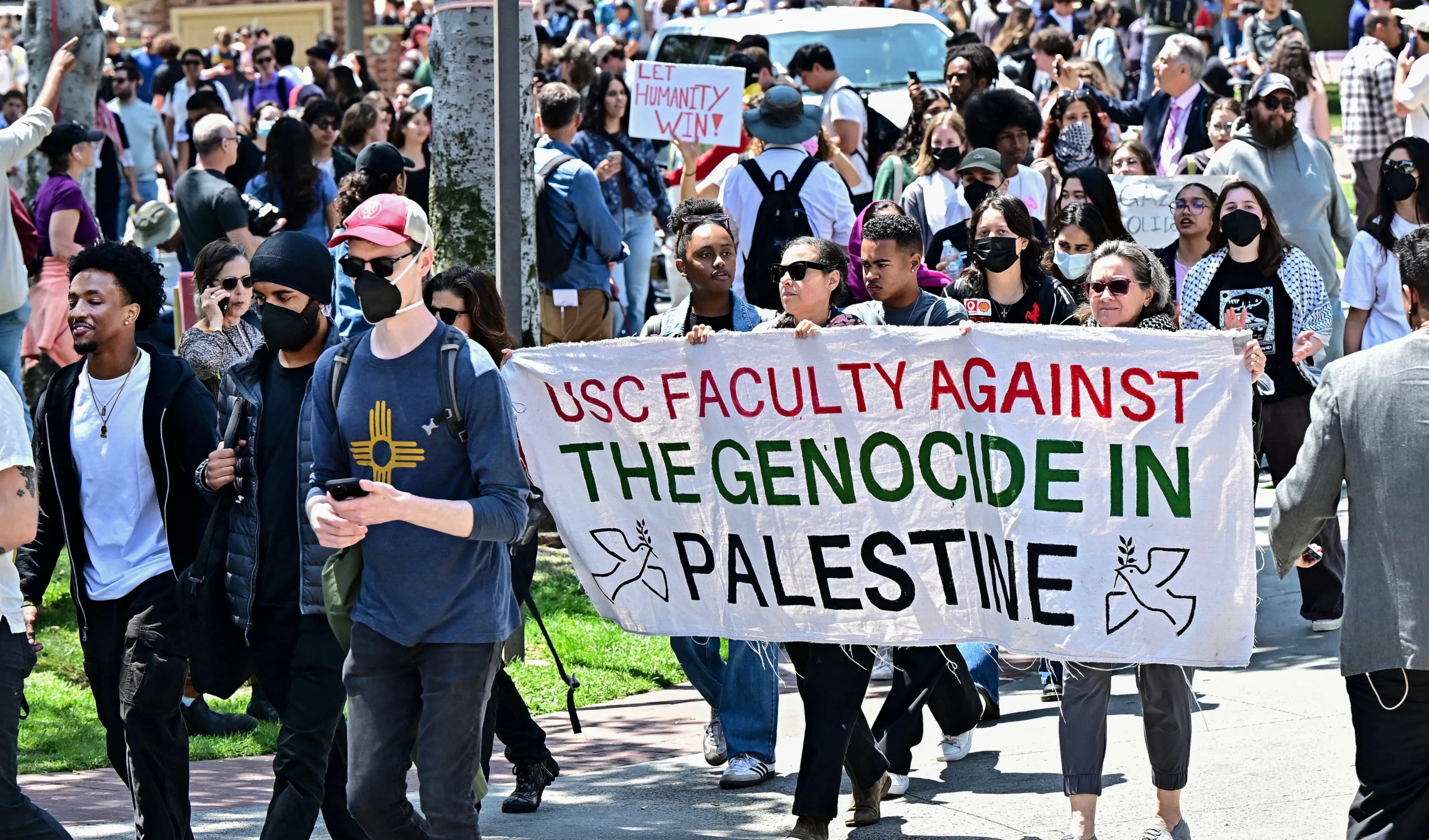 Cientos de estudiantes en la Universidad de Texas enfrentaron a las fuerzas policiales. Al menos 34 educandos fueron arrestados.