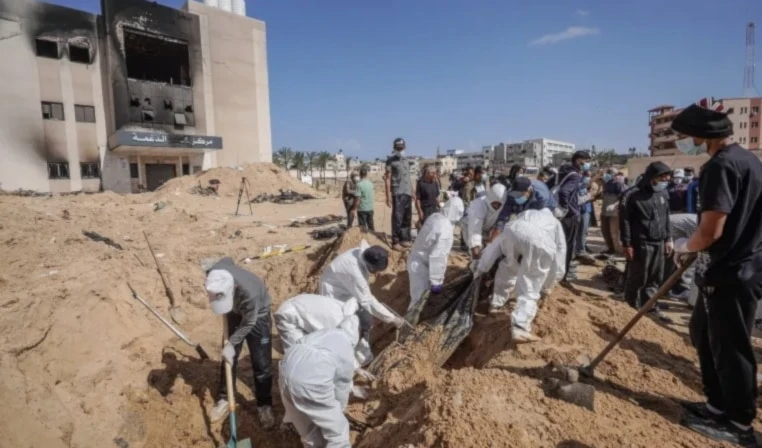 Equipos de rescate recuperan nuevos cuerpos enterrados en el complejo médico Nasser.